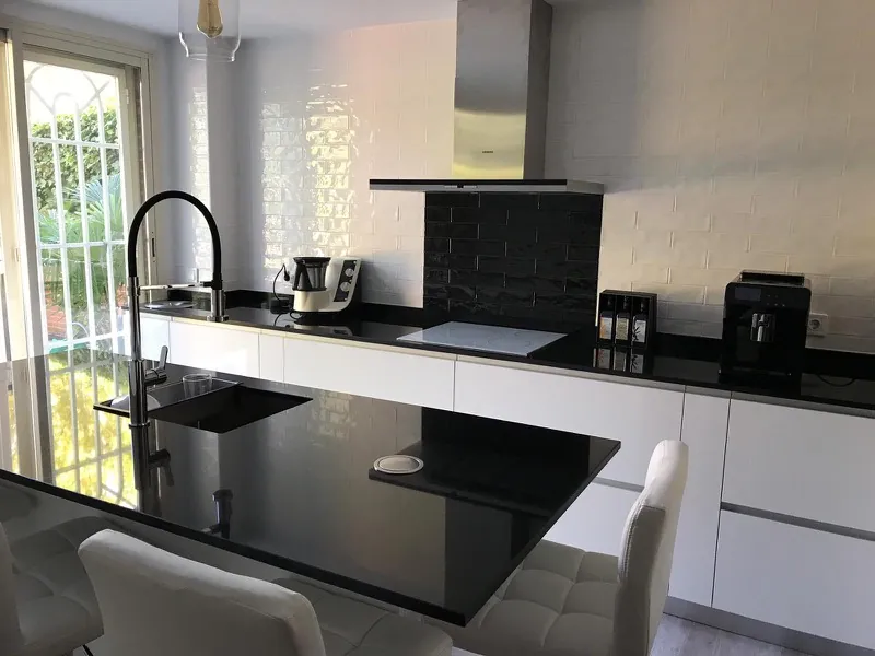 Baño y cocina reformados con acabados blancos