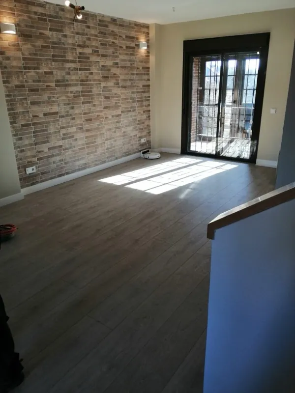 Reforma integral de vivienda con cocina abierta y vigas de madera