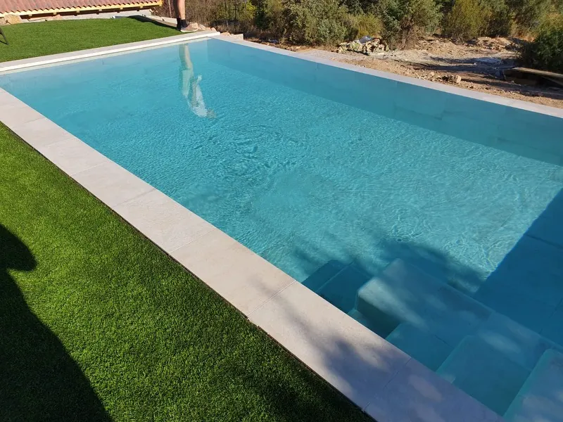 Exterior reformado con piscina